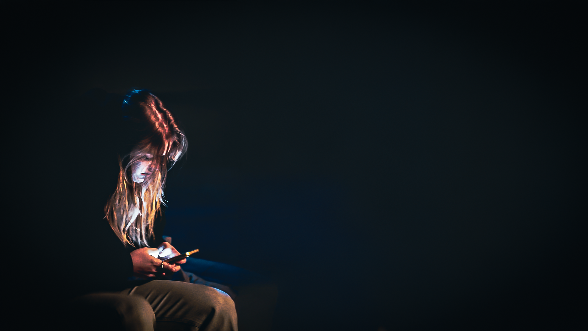 Skuespiller i #hengdeg med mobiltelefon, lyssatt i blått